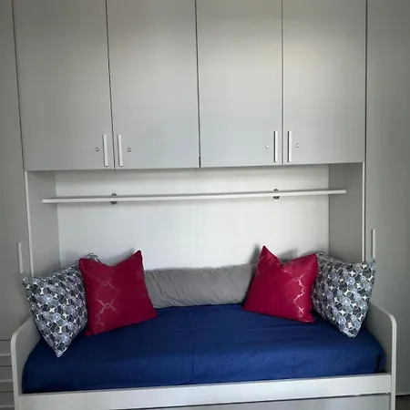 Modern & Cozy 2-bedroom Flat In *