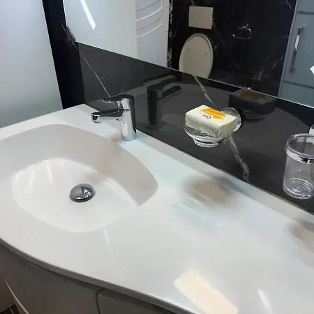 Modern & Cozy 2-bedroom Flat In *